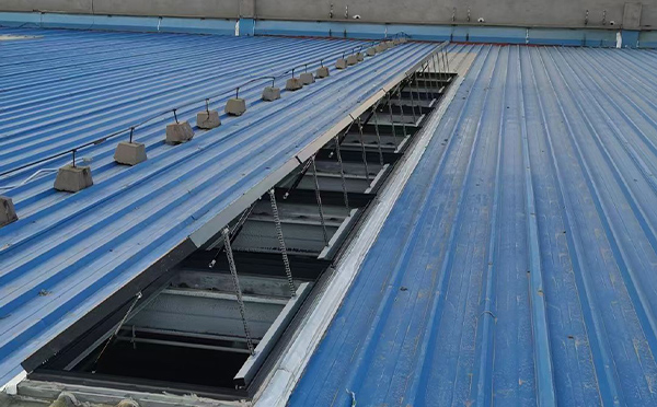 某城市大型商业综合体中庭灵武排烟窗工程