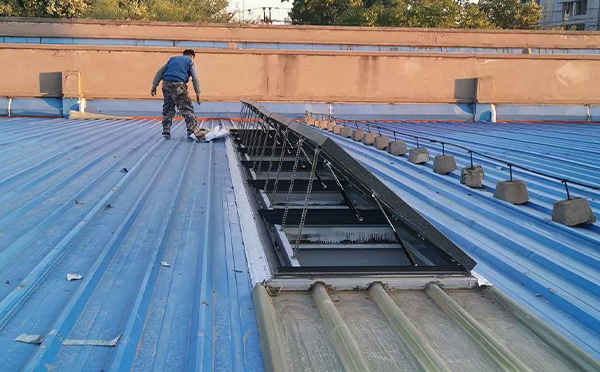 某区域性物流仓储中心灵武排烟窗系统安装项目